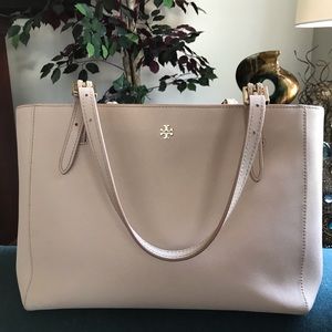Tory Burch Bag. Very nice. Small wear on bottom.